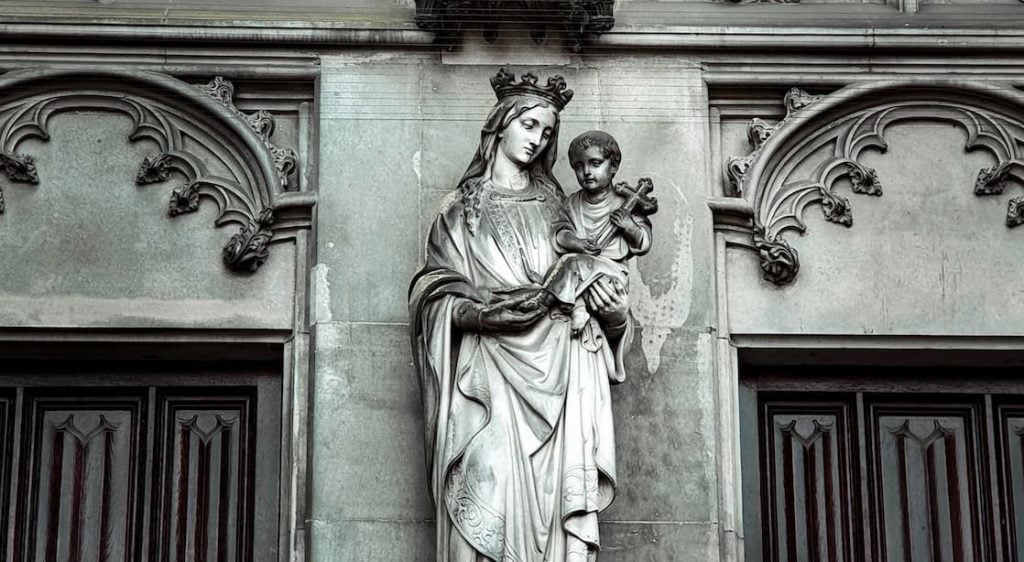 mary holding jesus statue