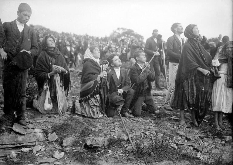 fatima people looking miracle sun
