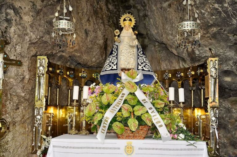 virgen de covadonga en la cueva
